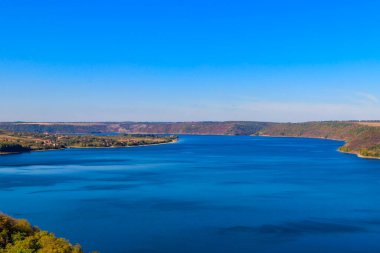 Sonbaharda Ukrayna 'daki Dinyester Nehri manzarası