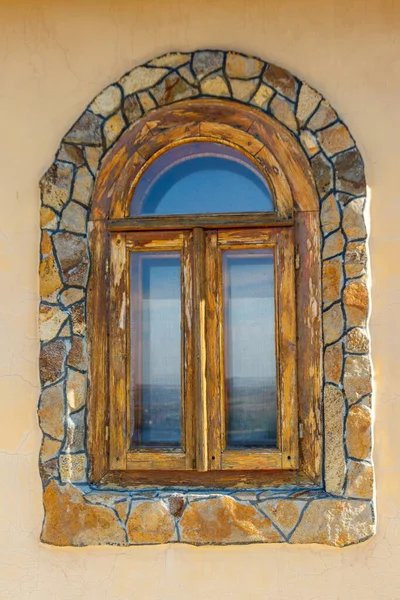 墙里的拱形木制窗户 — 图库照片
