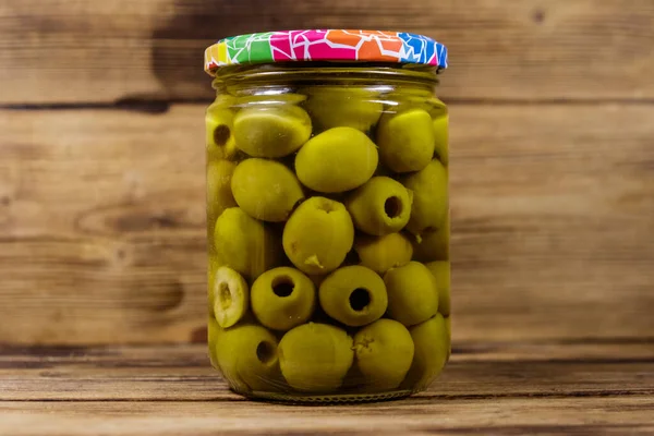 Olive Verdi Sottaceto Vaso Vetro Sul Tavolo Legno — Foto Stock