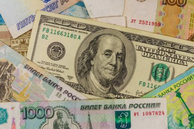Rus Rublesi banknotlarının arka planında 100 dolarlık banknot