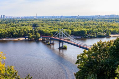 Ukrayna 'nın Kiev kentindeki Dinyeper nehri üzerindeki yaya köprüsüne bak.