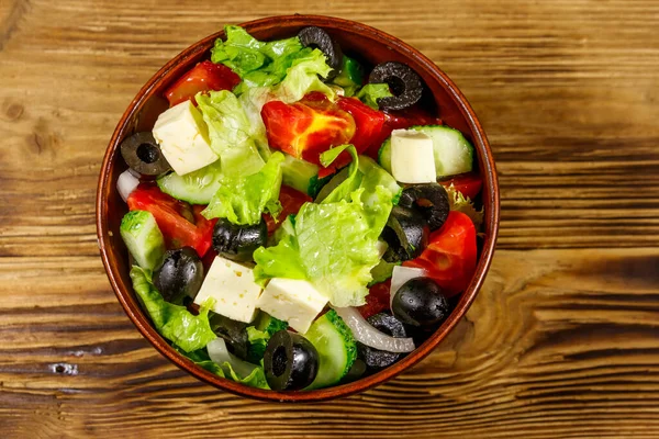 Salada Grega Com Legumes Frescos Queijo Feta Azeitonas Pretas Mesa — Fotografia de Stock