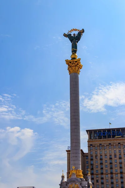 ウクライナの首都キエフの独立広場 Maidan Nezalezhnosti にある独立記念碑 — ストック写真