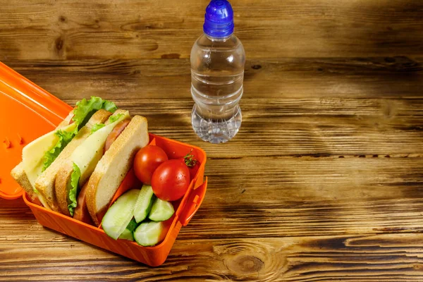 Butelka Wody Pudełko Lunch Kanapkami Świeżymi Warzywami Drewnianym Stole — Zdjęcie stockowe