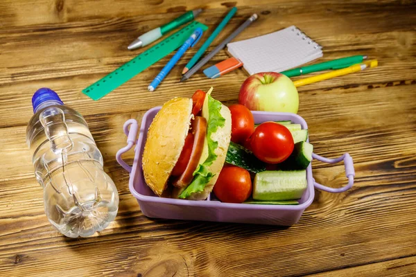 Torniamo Concetto Scuola Forniture Scolastiche Bottiglia Acqua Mela Pranzo Con — Foto Stock