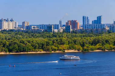 Ukrayna 'nın Kiev kentindeki Dinyeper nehrinde yelken açan turist gemisi.