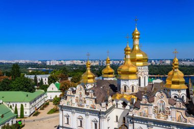 Ukrayna 'daki Kyiv Pechersk Lavra (Kiev Mağara Manastırı) ve Dinyeper Nehri' nin Dormition Katedrali manzarası. Büyük Lavra Çan Kulesi 'nden görüntü
