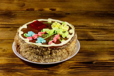 Kremalı, fındıklı ve ahşap masadaki kremalı Kiev keki