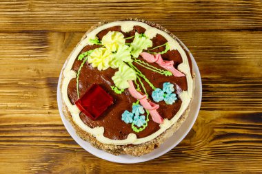 Kremalı, fındıklı ve ahşap masadaki kremalı Kiev pastası. Üst görünüm