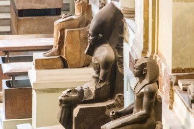 Kahire, Mısır - 8 Aralık 2018: Mısır Antik Müzesi 'ndeki firavunların büyük taş heykelleri, Mısır Müzesi ya da Kahire Müzesi olarak bilinir.