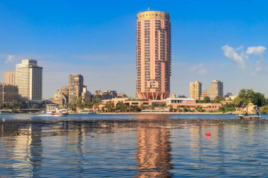 Kahire, Mısır - 8 Aralık 2018: Kahire, Mısır 'da Nil nehri kıyısında 5 yıldızlı Sofitel El Gezirah otelinin inşaatı