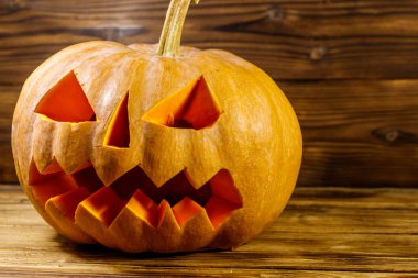 Ahşap bir arka planda ürkütücü Cadılar Bayramı balkabağı kabağı kabağı kabağı.