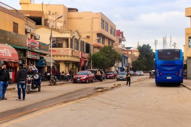 Kahire, Mısır - 8 Aralık 2018: Kahire, Mısır 'da fakir yerleşim bölgesinde trafik