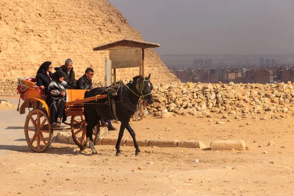 Cairo Egitto Dicembre 2018 Turisti Cavallo Carro Vicino Alle Piramidi — Foto Stock