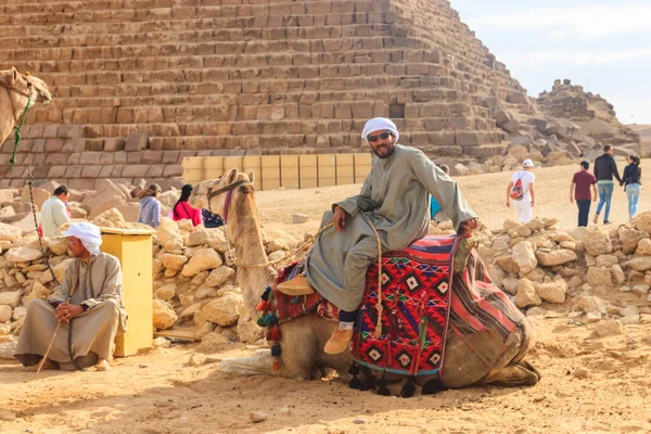 Cairo Egypt December 2018 Bedouin Sitting His Camel Great Pyramids — Stock Photo, Image