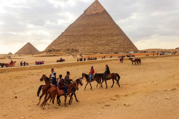 Cairo Egipto Diciembre 2018 Grupo Turistas Caballo Cerca Las Pirámides — Foto de Stock