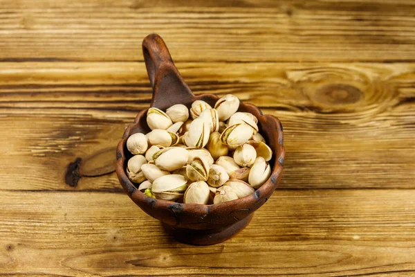 Pistazienkerne Keramikschale Auf Einem Holztisch — Stockfoto