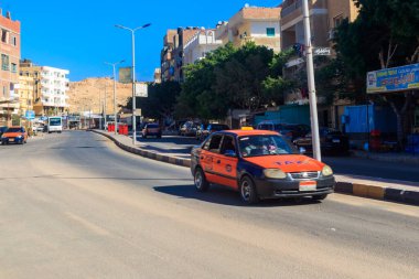 Hurghada, Mısır - 9 Aralık 2018: Mısır taksisi Hurghada, Mısır 'da bir şehir caddesinde