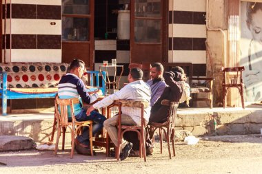 Hurghada, Mısır - 9 Aralık 2018: Bir sokak kafesinde oturan Mısırlı