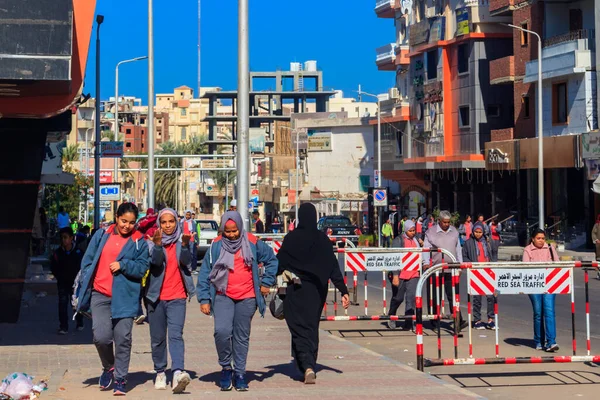 Хургада Египет Декабря 2018 Года Неизвестные Арабские Школьницы Одетые Школьную — стоковое фото