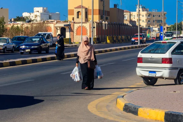 Хургада Египет Декабря 2018 Года Неопознанная Арабская Мусульманка Хиджабе Переходит — стоковое фото