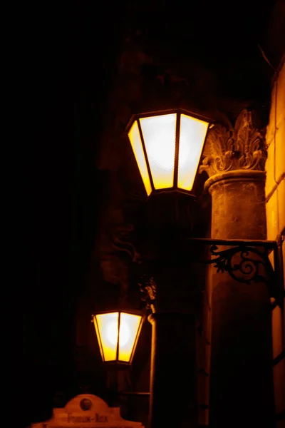 Lâmpada Rua Vintage Iluminada Parede Uma Casa Noite — Fotografia de Stock