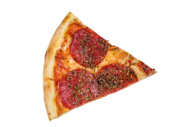 Beyaz arka planda izole edilmiş sosisli ve peynirli pizza dilimi.