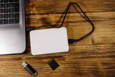 Harici HDD dizüstü bilgisayara, hafıza kartına ve USB flash diske bağlı. Üst Manzara. Veri depolama kavramı