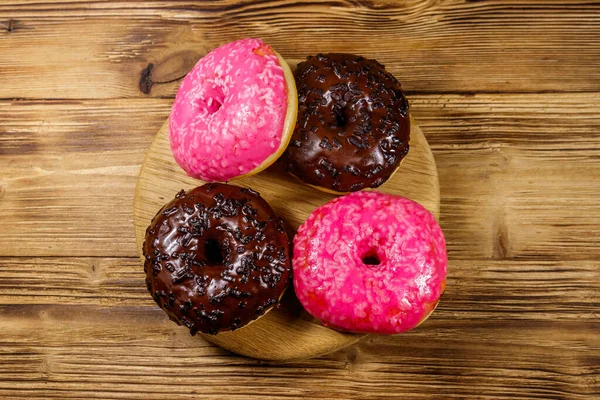 Rosado Saboroso Donuts Chocolate Uma Mesa Madeira Vista Superior — Fotografia de Stock