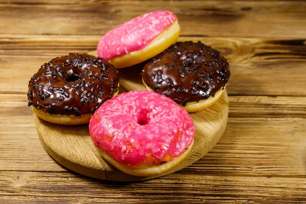 Rosado Saboroso Donuts Chocolate Uma Mesa Madeira — Fotografia de Stock