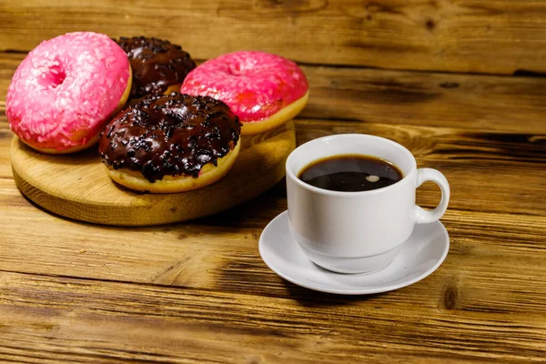Xícara Café Saborosos Donuts Uma Mesa Madeira — Fotografia de Stock