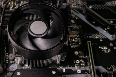 Cpu ve soğutuculu modern bir bilgisayar ana kartının yakın çekimi. Elektronik bilgisayar donanım teknolojisi