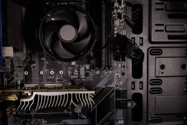 Yeni bilgisayar sistemi ünitesini içeriden kapat