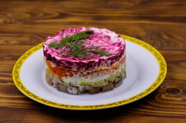 Geleneksel Rus salatası 