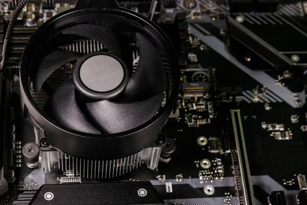 Cpu ve soğutuculu modern bir bilgisayar ana kartının yakın çekimi. Elektronik bilgisayar donanım teknolojisi