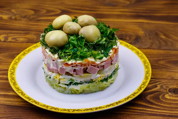 Salată Tradițională Rusească Stratificată Lamă Ciuperci Din Cartofi Fierți Morcovi — Fotografie, imagine de stoc