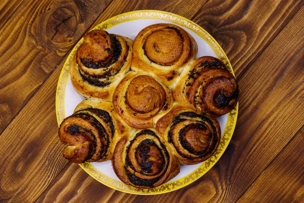 Zoet Broodje Met Papaverzaadjes Houten Tafel Bovenaanzicht — Stockfoto