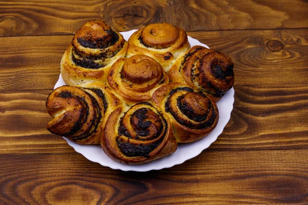 Zoet Broodje Met Maanzaad Houten Tafel — Stockfoto