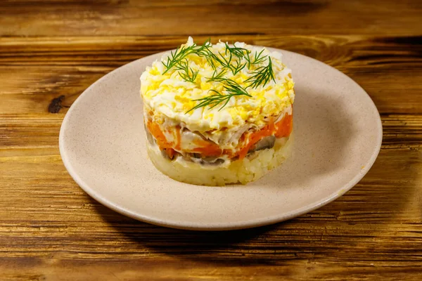 Lekker Gelaagde Salade Met Aardappelen Kipfilet Gemarineerde Champignons Wortelen Eieren — Stockfoto