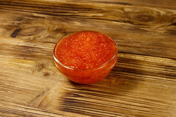 Caviar Rojo Cuenco Vidrio Sobre Mesa Madera — Foto de Stock