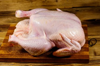 Tavuğu ahşap bir masada çiğ çiğ yedim.