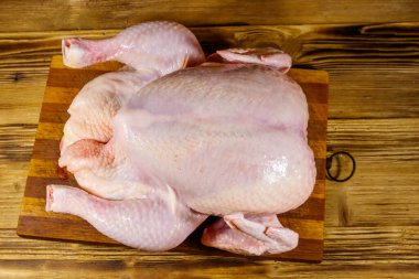 Tavuğu ahşap bir masada çiğ çiğ yedim. Üst görünüm