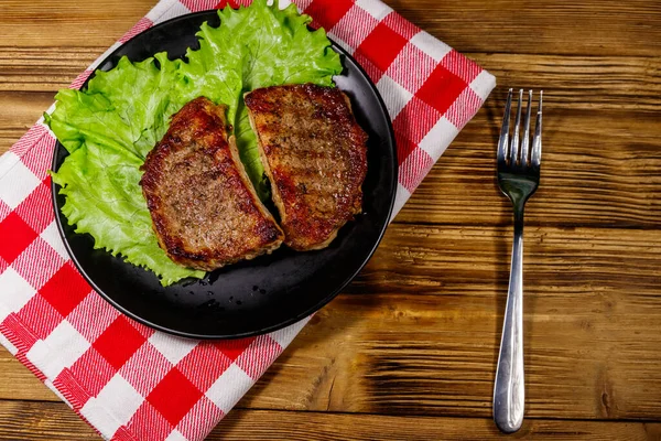 Filetes Cerdo Parrilla Con Hojas Lechuga Sobre Mesa Madera Vista —  Fotos de Stock