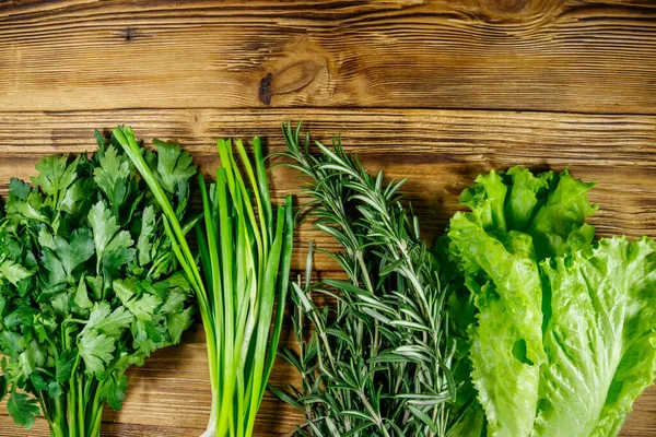 Frische Petersilie Salatblätter Grüne Zwiebeln Und Rosmarinkräuter Auf Dem Holztisch — Stockfoto