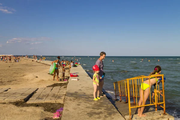 Genichesk Ukrayna Ağustos 2017 Bilinmeyen Insanlar Azov Denizi Kıyısında Eğleniyor — Stok fotoğraf