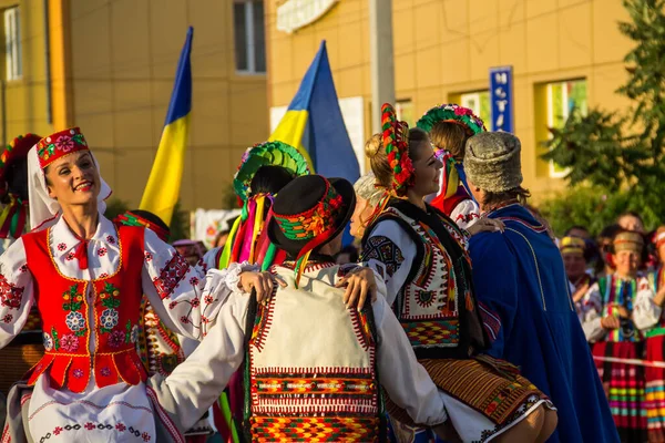 Genichesk Ukrajna Augusztus 2017 Táncosok Ukrán Hagyományos Ruházat Alatt Fesztivál — Stock Fotó