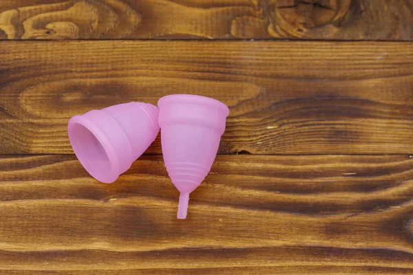 Rosa Wiederverwendbare Menstruationstassen Aus Silikon Auf Holzgrund Ansicht Von Oben — Stockfoto