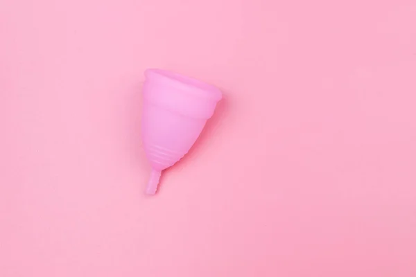 Rosa Wiederverwendbare Silikon Menstruationstasse Auf Rosa Hintergrund Draufsicht Kopierraum Konzept — Stockfoto