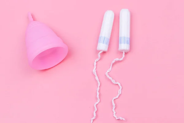 Rosa Wiederverwendbare Silikon Menstruationstasse Und Tampons Auf Rosa Hintergrund Ansicht — Stockfoto