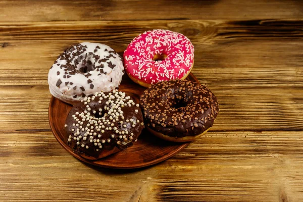 Donuts Saborosos Placa Uma Mesa Madeira — Fotografia de Stock